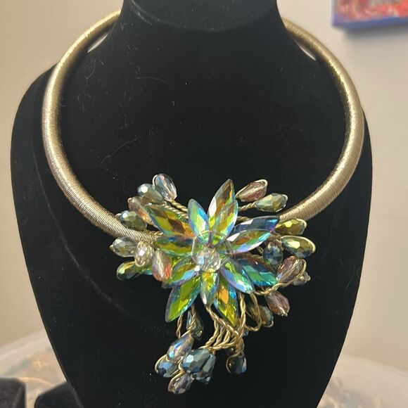 Elegant Gold and Iridescent Floral Necklace - Picture 4 of 4